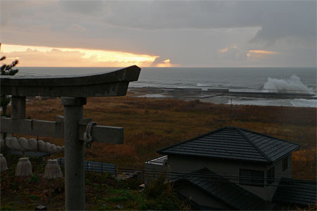 間瀬の八幡社から日本海を見る