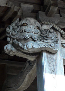 胎内市本郷町の鷲麻神社拝殿向拝木鼻（左）