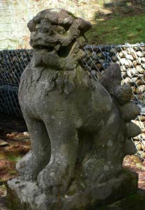 栃尾島田の巣守神社狛犬（阿像）