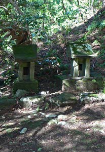 栃尾島田の巣守神社境内石祠