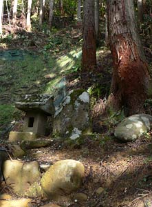 栃尾島田の巣守神社境内石祠石塔