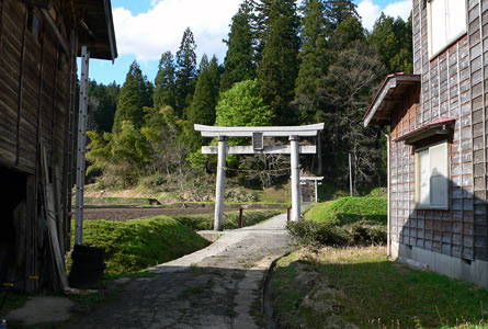 長岡市葎谷の諏訪神社参道入り口