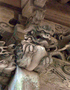 長岡市葎谷の諏訪神社拝殿向拝の木鼻（左）