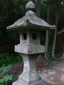 新発田市滝谷山神社境内石燈籠