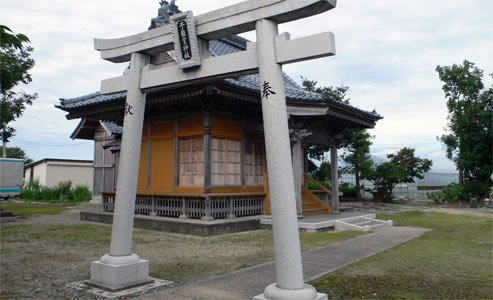 村上市南田中の子能宮神社の鳥居と社殿