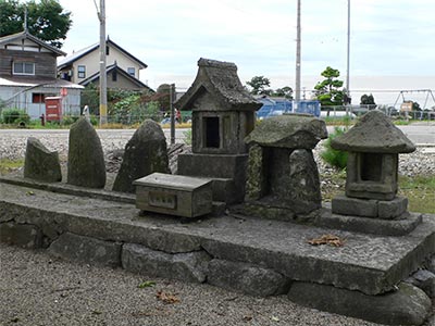 村上市南田中の子能宮神社の境内石祠群