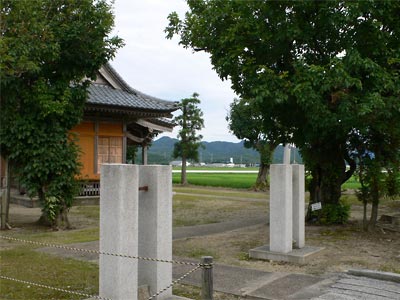 村上市南田中の子能宮神社の参道入り口
