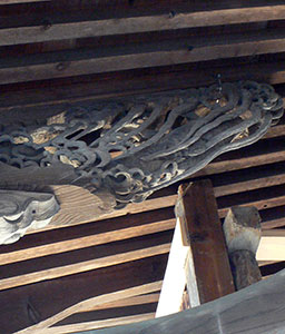 燕市花見の八幡神社拝殿細部の彫刻