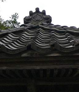 赤渋の稲荷神社社殿屋根