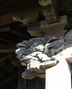 燕市富永の神明社拝殿向拝柱木鼻（左）