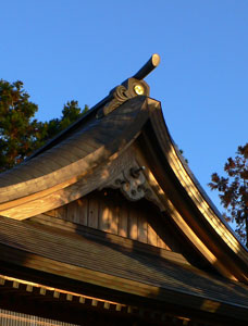 燕市米納津の米納津神社拝殿の屋根