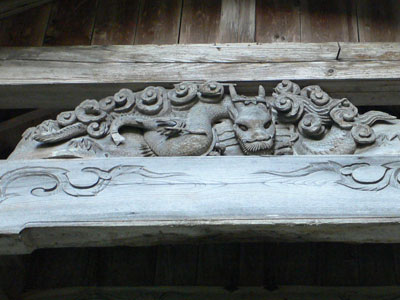 五泉市寺田の諏訪神社拝殿向拝の彫刻