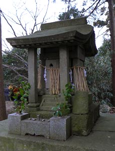 巻町松山の神明宮境内の諏訪社石祠