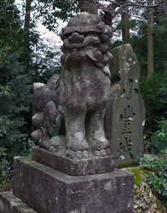 弥彦村上泉の諏訪社狛犬（吽型）