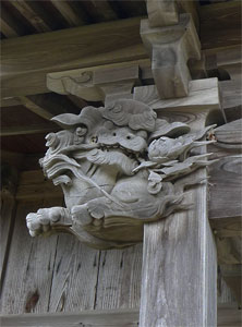 西蒲区久保田の諏訪社拝殿向拝柱（左）