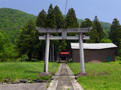 湯沢町三俣の伊米神社遠景