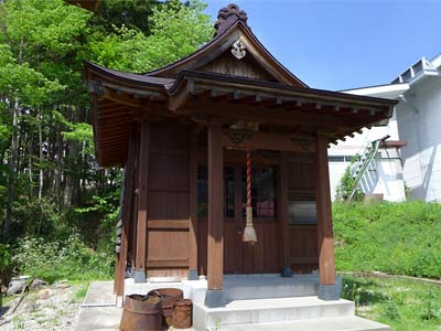 湯沢町浅貝の十二社社殿
