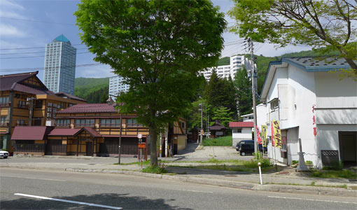 湯沢町浅貝の十二社周囲の景観