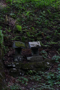 湯沢町二居の二居神社境内の石祠