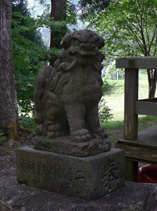 湯沢町二居の二居神社境内の狛犬（吽）