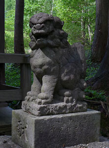湯沢町二居の二居神社境内の狛犬（阿）
