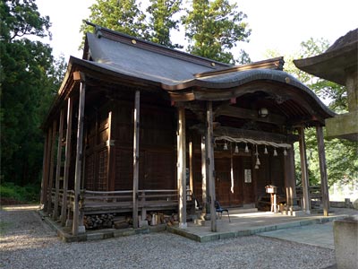 湯沢町の諏訪社社殿正面