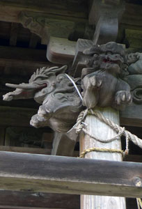 長岡市土ケ谷の日光神社社殿向拝柱（左）