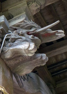 長岡市土ケ谷の日光神社社殿向拝柱（右）