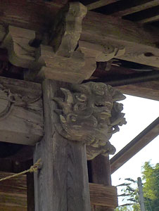 栃尾鴉ケ島の十二山神社拝殿向拝柱彫刻