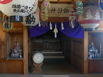 紫雲寺町大中島の諏訪神社拝殿内部