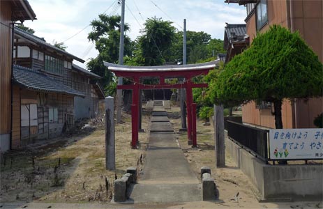 旧中条町苔ノ実の諏訪神社参道入り口