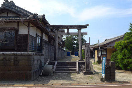 旧中条町高橋の江文神社参道入り口