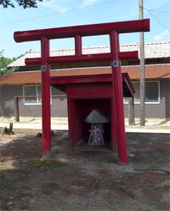 旧中条町高橋の江文神社境内の稲荷社