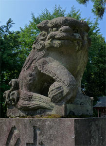 上越市頚城区花ケ崎神社境内の狛犬（吽形）