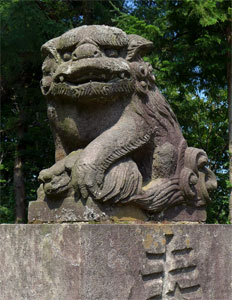 上越市頚城区花ケ崎神社境内の狛犬（阿形）