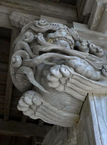 阿賀野市勝屋の八幡宮拝殿向拝柱（左）