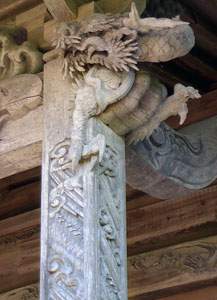 村上市寺尾神社拝殿向拝柱の彫刻