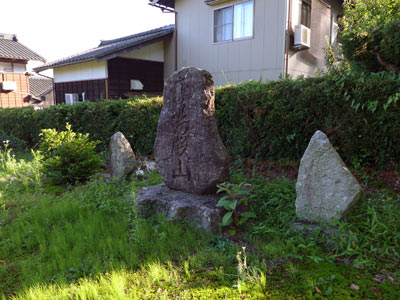 村上市寺尾神社境内の石塔