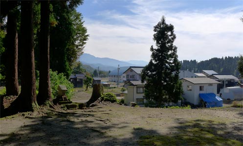 広神村親柄の十二山神社境内から集落を見る