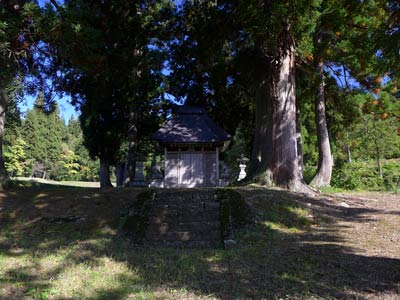 広神村小平尾の十二神社社殿遠景