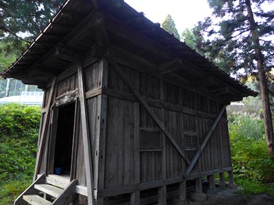 湯沢町神立芝原の十二社社殿