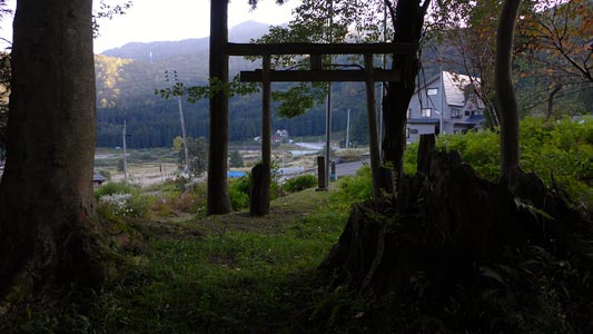 湯沢町神立芝原の十二社境内からの眺望