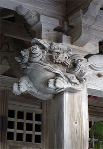 弥彦村魵穴の神明社拝殿向拝木鼻（左）