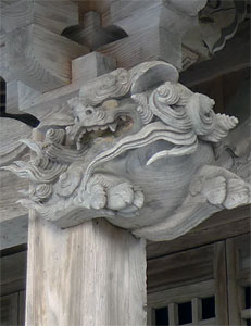 弥彦村魵穴の神明社拝殿向拝木鼻（右）