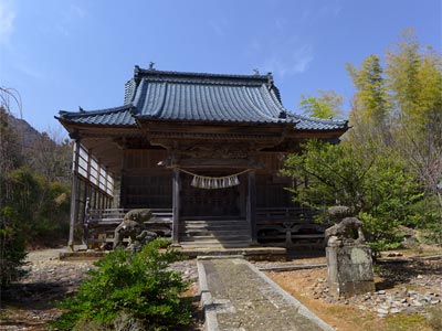 旧巻町稲島の八幡神社拝殿正面
