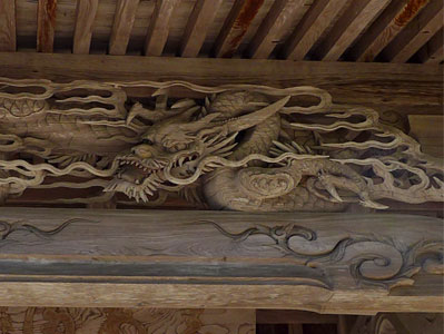 旧巻町稲島の八幡神社拝殿向拝の彫刻