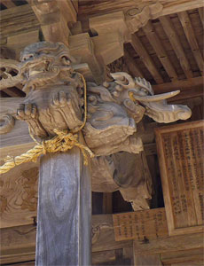 旧巻町稲島の八幡神社拝殿向拝柱の彫刻