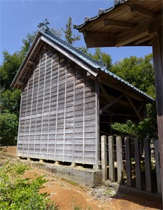 旧巻町稲島の八幡神社本殿覆屋