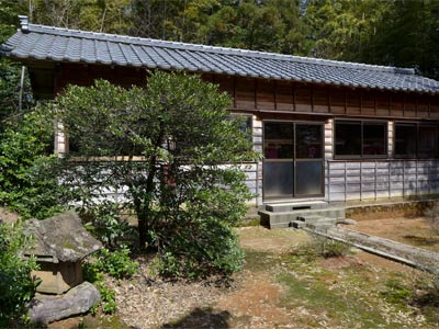 旧巻町稲島の八幡神社境内社の覆屋