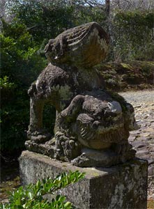 旧巻町稲島の八幡神社の狛犬（吽形）